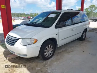 2007 Chrysler Town & Country Touring z VIN 2A4GP54L47R274792, wystawiony jako IAAI lot #42523960 z przebiegiem 69 081 mil mil oraz . Historia ofert i sprzedaży dostępna na DreamBid. Obrazek 2.