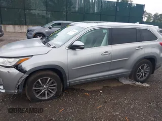 2018 Toyota Highlander SE z VIN 5TDJZRFH6JS545680, wystawiony jako IAAI lot #42548969 z przebiegiem 43 622 mil mil oraz . Historia ofert i sprzedaży dostępna na DreamBid. Obrazek 14.