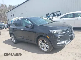 2022 Buick Encore GX Preferred z VIN KL4MMCSLXNB083487, wystawiony jako IAAI lot #42062244 z przebiegiem 32 159 mil mil oraz . Historia ofert i sprzedaży dostępna na DreamBid. Obrazek 1.