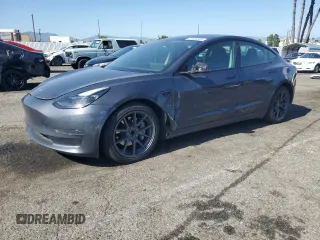 2023 Tesla Model 3 z VIN 5YJ3E1EAXPF607931, wystawiony jako Copart lot #52629305 z przebiegiem 87 785 mil mil oraz Szkoda całkowita • Salvage title. Historia ofert i sprzedaży dostępna na DreamBid. Obrazek 1.