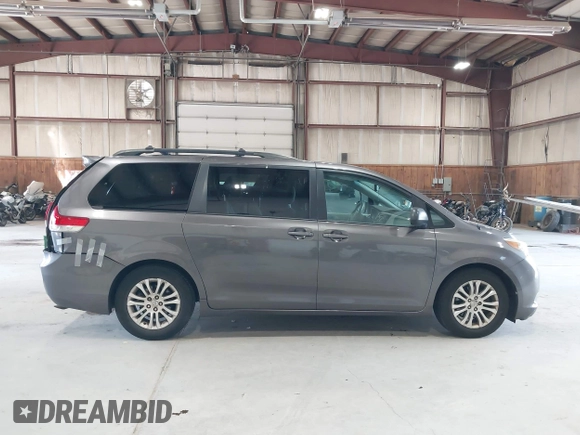 2011 Toyota Sienna XLE AAS z VIN 5TDYK3DC9BS086170, wystawiony jako IAAI lot #42596944 z przebiegiem 156 813 mil mil oraz . Historia ofert i sprzedaży dostępna na DreamBid. Obrazek 13.