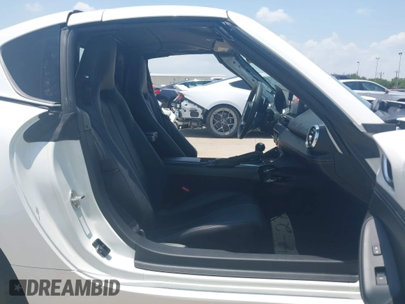 2021 Mazda MX-5 Miata Grand Touring z VIN JM1NDAM71M0457011, wystawiony jako IAAI lot #42427652 z przebiegiem 4 045 mil mil oraz . Historia ofert i sprzedaży dostępna na DreamBid. Obrazek 5.