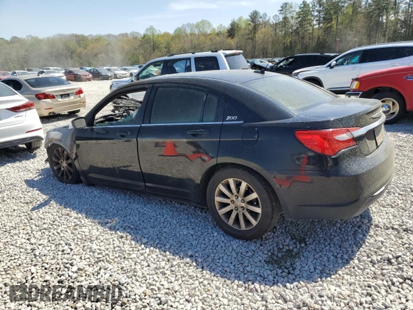2011 Chrysler 200 Touring z VIN 1C3BC1FB4BN576330, wystawiony jako Copart lot #50592145 z przebiegiem Nie podano mil oraz Nie do naprawy • Non repairable. Historia ofert i sprzedaży dostępna na DreamBid. Obrazek 2.