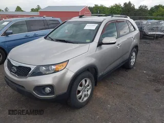 2012 Kia Sorento LX z VIN 5XYKTCA61CG278456, wystawiony jako IAAI lot #42211685 z przebiegiem 128 623 mil mil oraz . Historia ofert i sprzedaży dostępna na DreamBid. Obrazek 2.