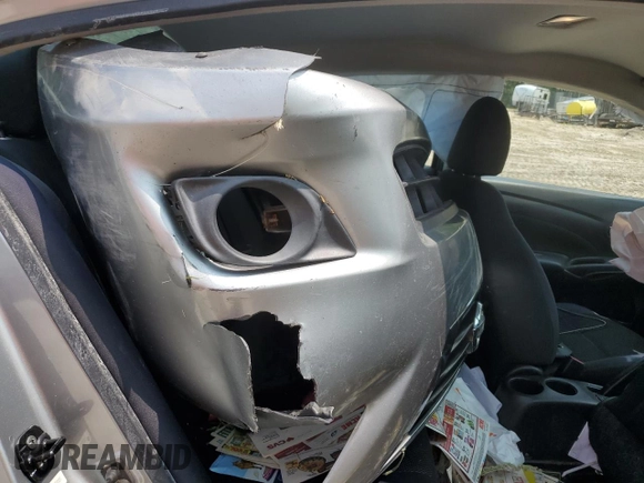 2012 Nissan Versa SV z VIN 3N1CN7AP6CL858151, wystawiony jako Copart lot #59192435 z przebiegiem 134 490 mil mil oraz Szkoda całkowita • Salvage title. Historia ofert i sprzedaży dostępna na DreamBid. Obrazek 10.