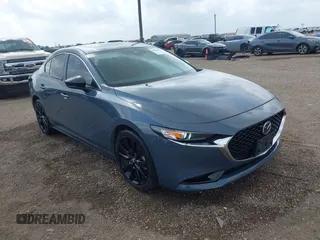 2022 Mazda 3 Carbon Edition z VIN 3MZBPACL7NM313242, wystawiony jako IAAI lot #42095279 z przebiegiem 30 787 mil mil oraz . Historia ofert i sprzedaży dostępna na DreamBid. Obrazek 1.