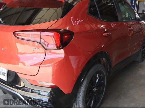 2024 Buick Encore GX Sport Touring z VIN KL4AMDSL8RB032942, wystawiony jako IAAI lot #42639028 z przebiegiem 376 mil mil oraz . Historia ofert i sprzedaży dostępna na DreamBid. Obrazek 4.
