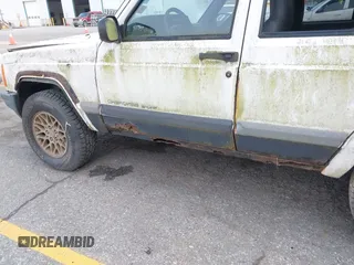 1999 Jeep Cherokee Sport z VIN 1J4FF68S0XL663735, wystawiony jako IAAI lot #42463562 z przebiegiem Nie podano mil oraz . Historia ofert i sprzedaży dostępna na DreamBid. Obrazek 12.