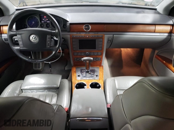 2004 Volkswagen Phaeton V8 z VIN WVWAF63D848008651, wystawiony jako Copart lot #78267004 z przebiegiem 146 193 mil mil oraz Szkody całkowita. Historia ofert i sprzedaży dostępna na DreamBid. Obrazek 8.