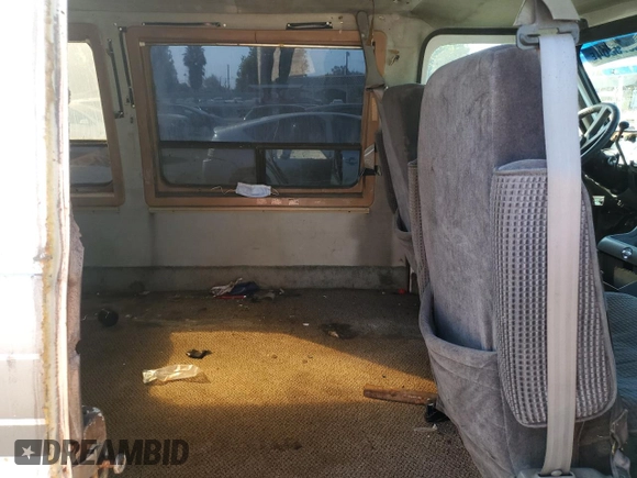 1990 Chevrolet Chevy Van z VIN 1GBEG25K0L7167885, wystawiony jako Copart lot #72575264 z przebiegiem 231 827 mil mil oraz Szkoda całkowita • Salvage title. Historia ofert i sprzedaży dostępna na DreamBid. Obrazek 11.