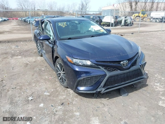 2022 Toyota Camry SE with VIN 4T1G11AK7NU674059, listed as a IAAI auction lot 41848443 with 68,102 mi miles. Bid and sale history available at carsss.com. Image 1.