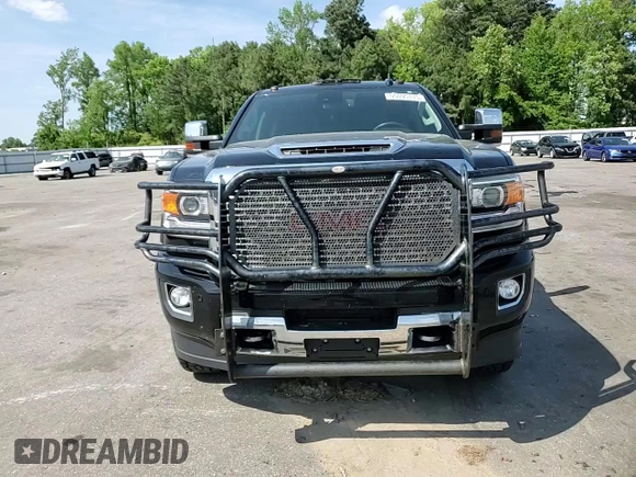2017 GMC Sierra 2500HD Denali z VIN 1GT12UEY4HF203003, wystawiony jako Copart lot #55095115 z przebiegiem 172 926 mil mil oraz Szkoda całkowita • Salvage title. Historia ofert i sprzedaży dostępna na DreamBid. Obrazek 13.