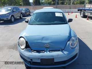 2015 Volkswagen Beetle Fleet Edition z VIN 3VWF17AT6FM639589, wystawiony jako IAAI lot #42538753 z przebiegiem 104 935 mil mil oraz . Historia ofert i sprzedaży dostępna na DreamBid. Obrazek 6.