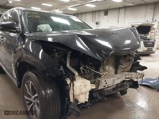 2019 Toyota Highlander SE with VIN 5TDJZRFH0KS706882, listed as a IAAI auction lot 41796238 with 104,009 mi miles. Bid and sale history available at carsss.com. Image 6.
