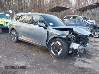 2024 Kia EV9 Wind z VIN KNDAFFS57R6044506, wystawiony jako IAAI lot #41205717 z przebiegiem 6824 mil mil oraz . Historia ofert i sprzedaży dostępna na DreamBid. Obrazek 1.