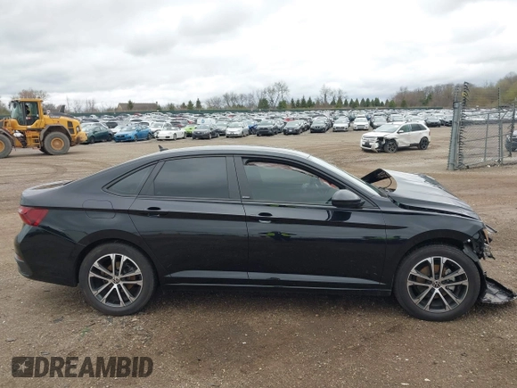 2024 Volkswagen Jetta Sport z VIN 3VWBM7BU8RM013253, wystawiony jako IAAI lot #42073239 z przebiegiem 20 345 mil mil oraz . Historia ofert i sprzedaży dostępna na DreamBid. Obrazek 13.
