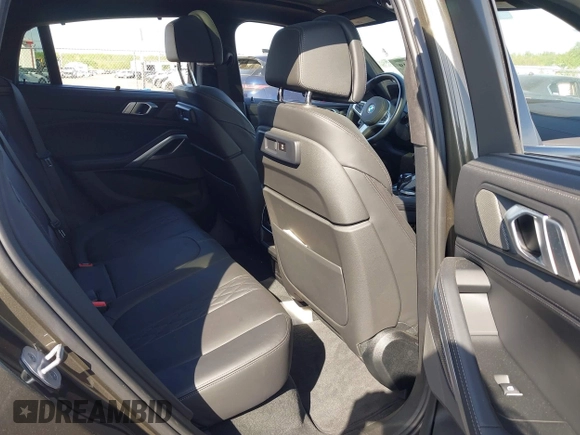 2021 BMW X6 sDrive40i z VIN 5UXCY4C06M9F26841, wystawiony jako IAAI lot #42122749 z przebiegiem 10 072 mil mil oraz . Historia ofert i sprzedaży dostępna na DreamBid. Obrazek 8.