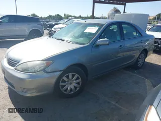 2005 Toyota Camry LE z VIN 4T1BE30K65U592500, wystawiony jako IAAI lot #42373718 z przebiegiem 189 054 mil mil oraz . Historia ofert i sprzedaży dostępna na DreamBid. Obrazek 2.