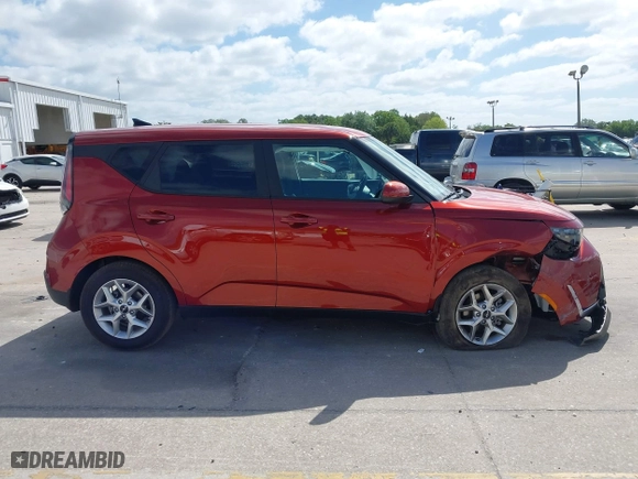 2025 Kia Soul LX with VIN KNDJ23AU0S7257011, listed as a IAAI auction lot 41952117 with 877 mi miles. Bid and sale history available at carsss.com. Image 13.