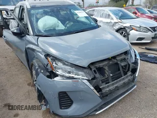 2024 Nissan Kicks SV z VIN 3N1CP5CV4RL527524, wystawiony jako IAAI lot #41686533 z przebiegiem 4 958 mil mil oraz . Historia ofert i sprzedaży dostępna na DreamBid. Obrazek 1.