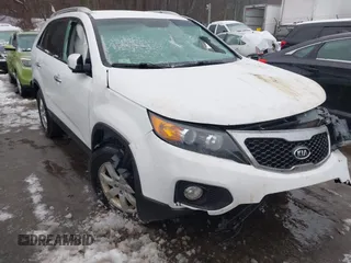 2013 Kia Sorento LX z VIN 5XYKT3A69DG386390, wystawiony jako IAAI lot #41555673 z przebiegiem Nie podano mil oraz . Historia ofert i sprzedaży dostępna na DreamBid. Obrazek 1.