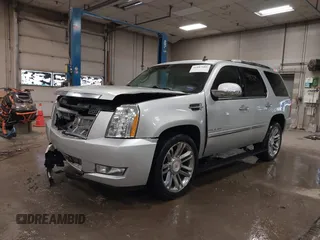 2014 Cadillac Escalade Platinum z VIN 1GYS4DEF4ER220739, wystawiony jako IAAI lot #41887685 z przebiegiem 150 067 mil mil oraz . Historia ofert i sprzedaży dostępna na DreamBid. Obrazek 2.