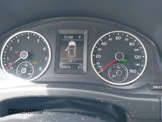 2013 Volkswagen Tiguan S z VIN WVGBV3AX2DW601982, wystawiony jako IAAI lot #42604058 z przebiegiem 141 016 mil mil oraz . Historia ofert i sprzedaży dostępna na DreamBid. Obrazek 7.