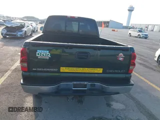 2005 Chevrolet Silverado 1500 LS z VIN 1GCEC19Z45Z290847, wystawiony jako IAAI lot #42400070 z przebiegiem 110 513 mil mil oraz . Historia ofert i sprzedaży dostępna na DreamBid. Obrazek 6.