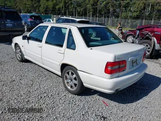 2000 Volvo S70 z VIN YV1LS56D4Y2651849, wystawiony jako IAAI lot #42246127 z przebiegiem 153 319 mil mil oraz . Historia ofert i sprzedaży dostępna na DreamBid. Obrazek 3.