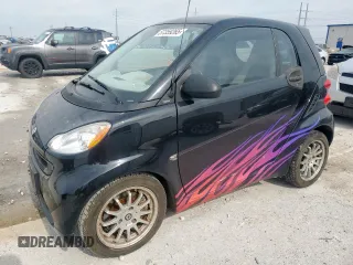 2011 Smart fortwo Pure z VIN WMEEJ3BA4BK447028, wystawiony jako Copart lot #57359265 z przebiegiem 84 657 mil mil oraz Czysty tytuł • Clean title. Historia ofert i sprzedaży dostępna na DreamBid. Obrazek 1.