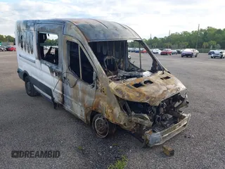 2019 Ford Transit z VIN 1FTYR2CM1KKB66361, wystawiony jako IAAI lot #42404283 z przebiegiem Nie podano mil oraz . Historia ofert i sprzedaży dostępna na DreamBid. Obrazek 1.