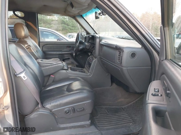 2004 Chevrolet Silverado 1500 Crew Cab LT with VIN 2GCEK13T241431946, listed as a IAAI auction lot 40905612 with 235,432 mi miles. Bid and sale history available at carsss.com. Image 5.