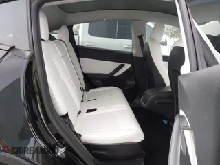 2022 Tesla Model Y Long Range z VIN 7SAYGAEE5NF428327, wystawiony jako IAAI lot #41698750 z przebiegiem 26 846 mil mil oraz . Historia ofert i sprzedaży dostępna na DreamBid. Obrazek 8.