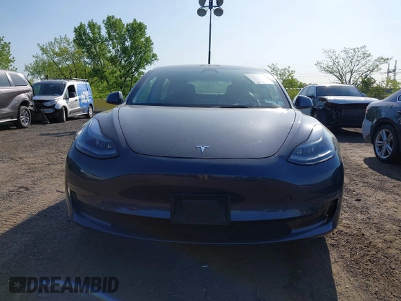 2022 Tesla Model 3 Long Range z VIN 5YJ3E1EB2NF183893, wystawiony jako IAAI lot #42130396 z przebiegiem 25 552 mil mil oraz . Historia ofert i sprzedaży dostępna na DreamBid. Obrazek 12.