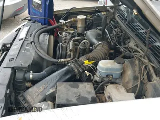 2002 Chevrolet Blazer LS z VIN 1GNCS13W32K135002, wystawiony jako IAAI lot #42641896 z przebiegiem 175 086 mil mil oraz . Historia ofert i sprzedaży dostępna na DreamBid. Obrazek 18.