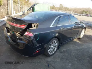 2015 Lincoln MKZ z VIN 3LN6L2GK4FR621332, wystawiony jako IAAI lot #41605753 z przebiegiem 101 686 mil mil oraz . Historia ofert i sprzedaży dostępna na DreamBid. Obrazek 4.