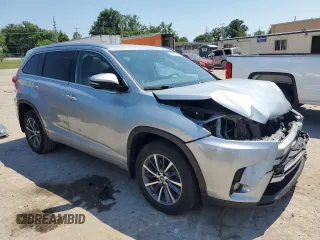 2018 Toyota Highlander SE z VIN 5TDJZRFH0JS553399, wystawiony jako Copart lot #59171004 z przebiegiem 76 883 mil mil oraz Szkoda całkowita • Salvage title. Historia ofert i sprzedaży dostępna na DreamBid. Obrazek 4.