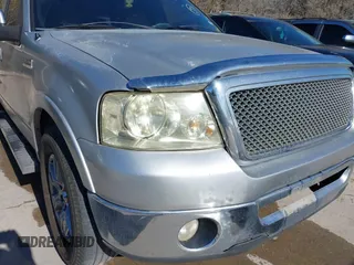 2007 Ford F-150 XLT z VIN 1FTPW12V67KC02285, wystawiony jako IAAI lot #41415491 z przebiegiem 243 646 mil mil oraz . Historia ofert i sprzedaży dostępna na DreamBid. Obrazek 6.