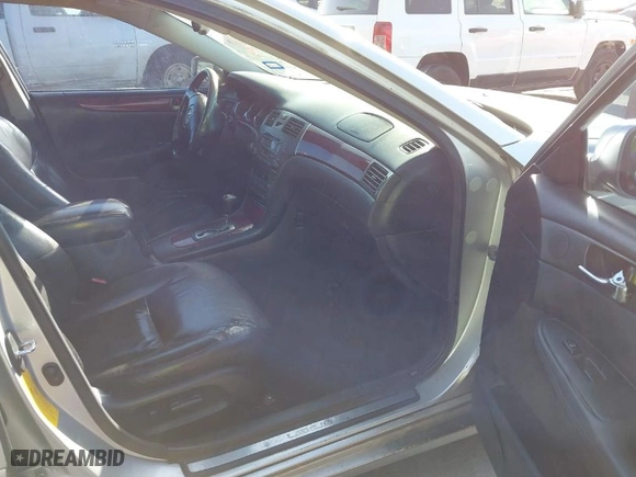 2002 Lexus ES 300 with VIN JTHBF30G625032977, listed as a IAAI auction lot 41781253 with 326,576 mi miles. Bid and sale history available at carsss.com. Image 5.
