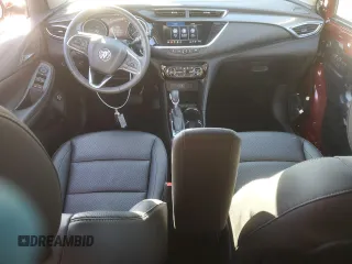 2023 Buick Encore GX Essence z VIN KL4MMFSL9PB112935, wystawiony jako Copart lot #48322385 z przebiegiem 8 972 mil mil oraz Szkoda całkowita • Salvage title. Historia ofert i sprzedaży dostępna na DreamBid. Obrazek 8.