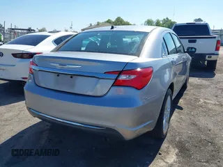 2014 Chrysler 200 LX z VIN 1C3CCBAB3EN231263, wystawiony jako IAAI lot #41858333 z przebiegiem 63 100 mil mil oraz . Historia ofert i sprzedaży dostępna na DreamBid. Obrazek 4.