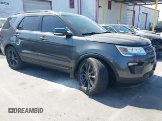 2018 Ford Explorer XLT z VIN 1FM5K7D89JGA68620, wystawiony jako IAAI lot #42509964 z przebiegiem 81 548 mil mil oraz . Historia ofert i sprzedaży dostępna na DreamBid. Obrazek 1.