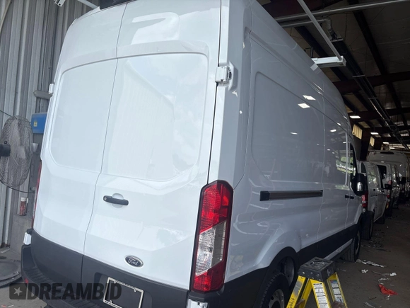 2023 Ford Transit Cargo z VIN 1FTBR1X8XPKC02486, wystawiony jako IAAI lot #42786968 z przebiegiem 7 229 mil mil oraz . Historia ofert i sprzedaży dostępna na DreamBid. Obrazek 2.