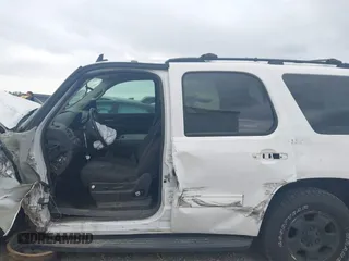 2012 Chevrolet Tahoe LS z VIN 1GNSKAE00CR283377, wystawiony jako IAAI lot #41848535 z przebiegiem Nie podano mil oraz . Historia ofert i sprzedaży dostępna na DreamBid. Obrazek 15.