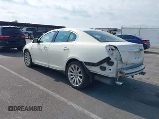 2009 Lincoln MKS z VIN 1LNHM94R59G620735, wystawiony jako IAAI lot #39793140 z przebiegiem 147 201 mil mil oraz . Historia ofert i sprzedaży dostępna na DreamBid. Obrazek 3.
