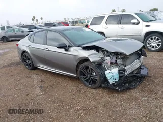 2025 Toyota Camry LE z VIN 4T1DAACK5SU554563, wystawiony jako IAAI lot #41788016 z przebiegiem 4 023 mil mil oraz . Historia ofert i sprzedaży dostępna na DreamBid. Obrazek 1.