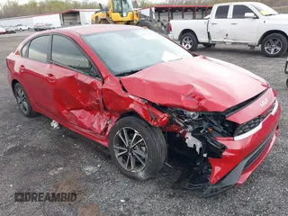 2022 Kia Forte LXS z VIN 3KPF24AD3NE437454, wystawiony jako IAAI lot #42027960 z przebiegiem 36 610 mil mil oraz . Historia ofert i sprzedaży dostępna na DreamBid. Obrazek 1.