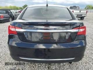 2013 Chrysler 200 Touring z VIN 1C3CCBBB4DN656469, wystawiony jako Copart lot #56731935 z przebiegiem 184 137 mil mil oraz Szkoda całkowita • Salvage title. Historia ofert i sprzedaży dostępna na DreamBid. Obrazek 6.