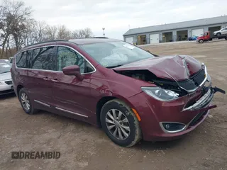 2017 Chrysler Pacifica Touring L z VIN 2C4RC1BG2HR535119, wystawiony jako IAAI lot #40891044 z przebiegiem 172 664 mil mil oraz . Historia ofert i sprzedaży dostępna na DreamBid. Obrazek 1.