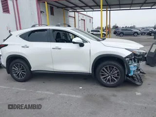2025 Lexus NX 250 z VIN JTJADCAZ0S2016372, wystawiony jako IAAI lot #42254626 z przebiegiem 7 339 mil mil oraz . Historia ofert i sprzedaży dostępna na DreamBid. Obrazek 14.